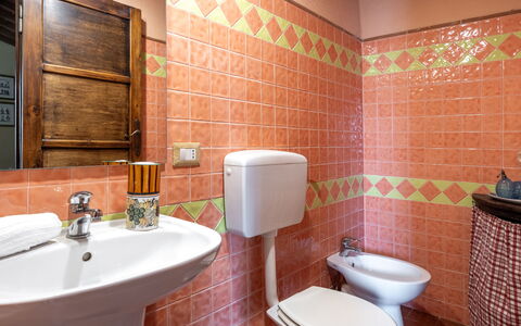 La Casina Cottage: Pavimentazione, Idraulico Fixture, Interior Design, Pavimento, Bagno, Lavello, Rubinetto, Idraulico, Lavandino Del Bagno, Piastrella