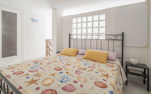 Casa Dolly, Monterosso 5 Terre: Letto, Mobilia, Bedding, Interior Design, Camera Da Letto, Lenzuolo, Pavimento, Biancheria, Legna, Pavimentazione