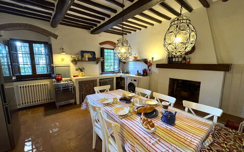 Allo Scoiattolo: Mobilia, Interior Design, Tavolo, Legna, Pavimentazione, Cucina & Sala Da Pranzo Tavolo, Sedia, Camera, Illuminazione, Sala Da Pranzo