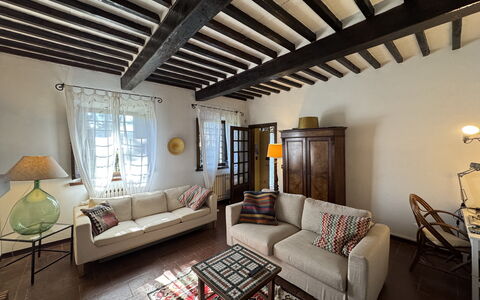 Allo Scoiattolo: Mobilia, Interior Design, Divano, Pavimentazione, Parete, Camera, Pavimento, Legna, Soffitto, Soggiorno
