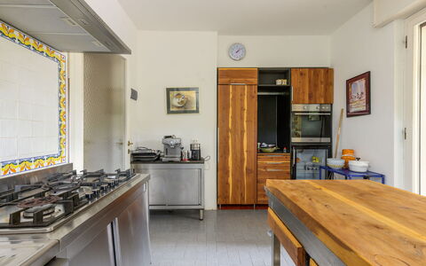 Roccamare Engel: Cucina, Controsoffitto, Elettrodomestico Da Cucina, Apparecchio Major, Cucina Stufa, Pavimentazione, Legna, Interior Design, Cabinetry, Stufa A Gas