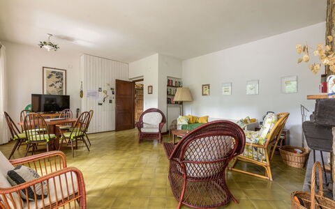 Roccamare Engel: Mobilia, Pavimentazione, Interior Design, Legna, Pavimento, Sedia, Tavolo, Soffitto, Camera, Soggiorno