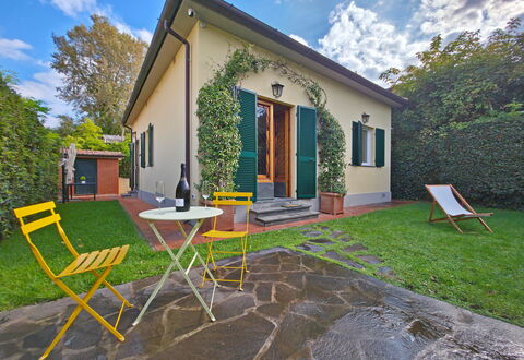 Villetta Tonfano: Porta, Casa, Giardino, Villetta, Prato, Backyard, Bicicletta, Cortile, Landscaping