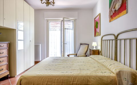 Il Ferrone Apartment with Garden - Greve in Chiant: Letto, Camera Da Letto, Bedding, Mobilia, Interior Design, Lenzuolo, Camera, Legna, Pavimentazione, Pavimento