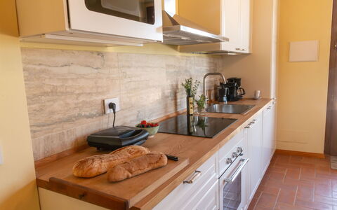 Marina's Lodge: Controsoffitto, Cucina, Mobilia, Legna, Pavimentazione, Elettrodomestico Da Cucina, Cabinetry, Cibo, Lavandino Della Cucina, Interior Design