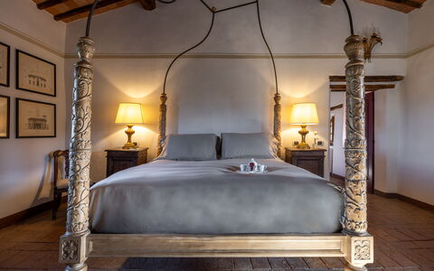 Villa Il Gabbro: Mobilia, Interior Design, Pavimentazione, Camera Da Letto, Letto, Pavimento, Illuminazione, Letto A Baldacchino, Telaio Del Letto