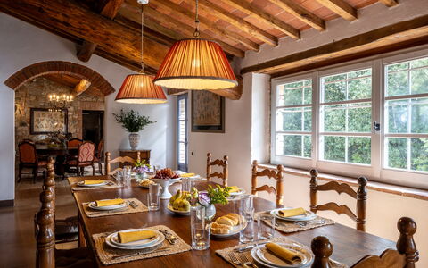 Villa Il Gabbro: Mobilia, Interior Design, Parete, Tavolo, Legna, Soffitto, Pavimentazione, Lampada, Sedia, Sala Da Pranzo