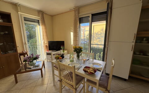Al Civico 80: Mobilia, Sala Da Pranzo, Cucina & Sala Da Pranzo Tavolo, Sedia, Pavimentazione, Pavimento, Tavolo, Interior Design, Camera, Appartamento