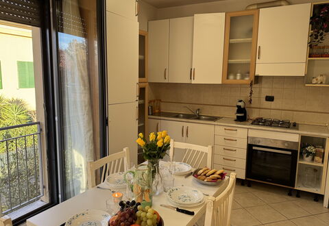 Al Civico 80: Mobilia, Pavimentazione, Legna, Interior Design, Elettrodomestico Da Cucina, Cucina, Pavimento, Apparecchio Major, Cucina & Sala Da Pranzo Tavolo, Controsoffitto