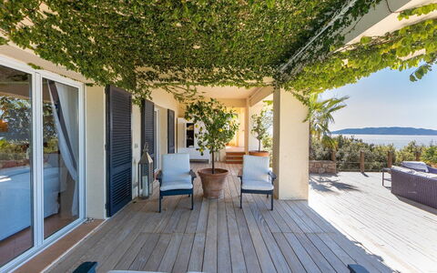 La Terrazza sul Mare: Shade, Ricorrere, Eco Hotel, Portico, Mobili Da Esterno, Balcone, Tropici, Sedia, Villa, Deck