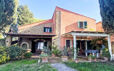 Guardistallo 86: Appartamento, Urban Design, Balcone, Condominio, Sedia, Hotel, Pianta Della Casa, Cucina & Sala Da Pranzo Tavolo