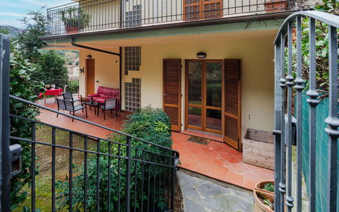 La Terrazza: Balcone, Portico, Colonna, Corrimano, Color Legno, Pianta Della Casa, Design, Vaso Di Fiori, Cortile, Recinzione