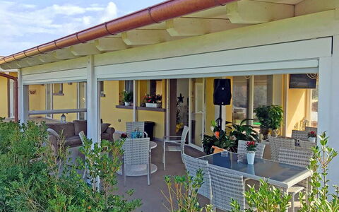 Appartamento Ibisco Seaside and Pool: Soffitto, Shade, Portico, Vaso Di Fiori, Struttura Esterna, Sedia, Colonna, Pianta Della Casa, Color Legno, Fascio