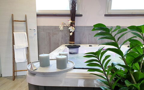 Suite Orchidea Seaside and Pool: Interior Design, Pavimentazione, Pavimento, Idraulico Fixture, Idraulico, Pianta Della Casa, Rubinetto, Vaso Di Fiori, Bagno, Materiali Naturali