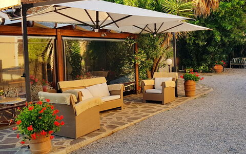 Appartamento Girasole Seaside and Pool: Mobilia, Vaso Di Fiori, Mobili Da Esterno, Shade, Ombrello, Sedia, Tavolo Esterno, Giardino, Struttura Esterna