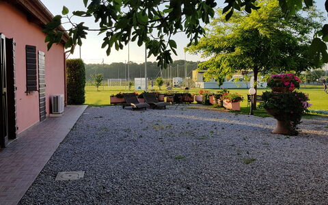 Appartamento Girasole Seaside and Pool: Giardino, Driveway, Prato, Shade, Cortile, Flagstone, Landscaping, Passerella, Cobblestone, Cortile