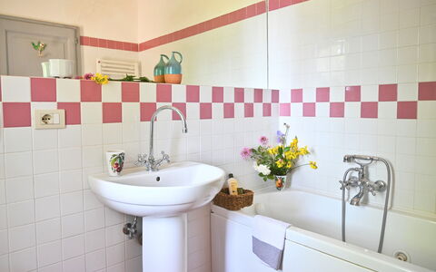 Casale Il Rondò, Private Pool, Città della Pieve: Idraulico Fixture, Bagno, Lavandino Del Bagno, Rubinetto, Interior Design, Idraulico, Lavello, Pavimentazione, Piastrella, Pavimento