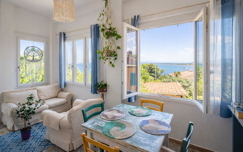 La Torre sul Ponte, Seaview, Garden: Mobilia, Casa, Sedia, Cucina & Sala Da Pranzo Tavolo, Pianta Della Casa, Balcone, Shade, Eco Hotel, Vaso Di Fiori, Biancheria