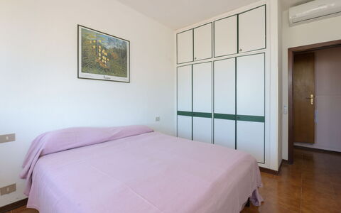Montparnasse: Letto, Interior Design, Camera Da Letto, Pavimentazione, Pavimento, Lenzuolo, Camera, Bedding, Soffitto, Telaio Del Letto