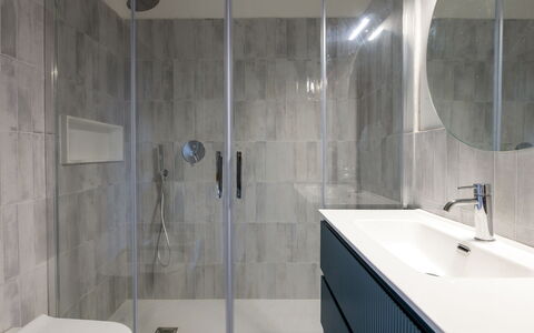 Montparnasse: Bagno, Pavimentazione, Pavimento, Idraulico Fixture, Interior Design, Parete, Mobiletto Del Bagno, Specchio, Lavello, Piastrella