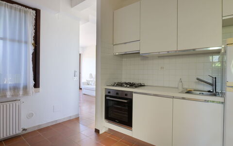 Montparnasse: Elettrodomestico Da Cucina, Cucina, Pavimentazione, Controsoffitto, Apparecchio Major, Interior Design, Pavimento, Legna, Cabinetry, Camera