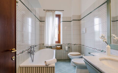Casa Miramonti: Pavimentazione, Idraulico Fixture, Interior Design, Rubinetto, Pavimento, Lavello, Idraulico, Bagno, Lavandino Del Bagno, Piastrella