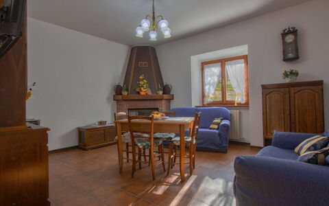 Pianaccio: Mobilia, Pavimentazione, Interior Design, Legna, Pavimento, Camera, Soffitto, Illuminazione, Soggiorno, Sedia