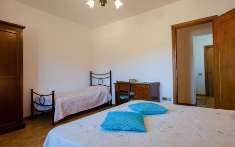 Pianaccio: Letto, Camera Da Letto, Interior Design, Legna, Pavimentazione, Pavimento, Lenzuolo, Soffitto, Bedding, Mobilia