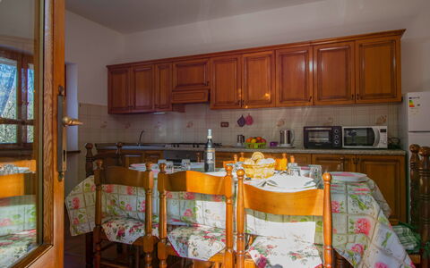 Pianaccio: Mobilia, Interior Design, Cucina, Tavolo, Sedia, Camera, Cucina & Sala Da Pranzo Tavolo, Tovaglia, Cabinetry, Sala Da Pranzo