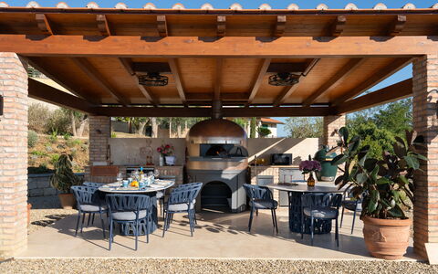 Villa Elisa: Mobilia, Tavolo, Mobili Da Esterno, Sedia, Tavolo Esterno, Struttura Esterna, Terrazza, Shade, Vaso Di Fiori, Giardino