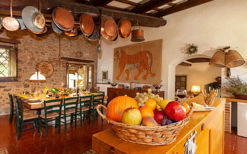 Artemisia: Mobilia, Interior Design, Tavolo, Legna, Cucina & Sala Da Pranzo Tavolo, Soffitto, Sedia, Illuminazione, Camera, Sala Da Pranzo