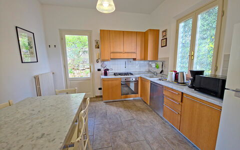 Villa Il Giardino: Pavimentazione, Controsoffitto, Cucina, Legna, Pavimento, Interior Design, Mobilia, Elettrodomestico Da Cucina, Apparecchio Major, Cabinetry