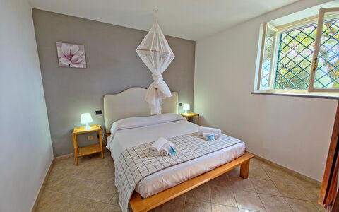 Villa Il Giardino: Mobilia, Letto, Interior Design, Pavimento, Camera Da Letto, Pavimentazione, Lenzuolo, Legna, Bedding, Camera
