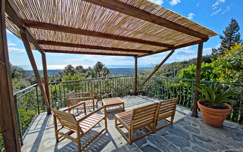 Villa Il Giardino: Legna, Portico, Latifoglie, Shade, Color Legno, Eco Hotel, Deck, Balcone, Struttura Esterna, Sedia