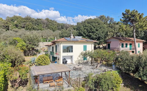 Villa Il Giardino: Zona Residenziale, Arbusto, Area Rurale, Casa, Villetta, Sobborgo, Estate, Villaggio, Balcone, Paesino Di Montagna