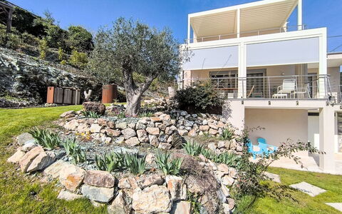 L'Eco di Rio: Arbusto, Zona Residenziale, Casa, Giardino, Estate, Landscaping, Shade, Cortile, Villa