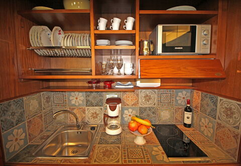 La Casa sulla Piazza: Legna, Cucina, Interior Design, Pavimentazione, Marrone, Cabinetry, Color Legno, Pavimento, Elettrodomestico Da Cucina, Camera