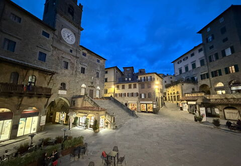 La Casa sulla Piazza: Costruzione, Città, Parete, Finestra, Cittadina, Zona Urbana, Facciata, Casa, Spazio Pubblico, Quartiere
