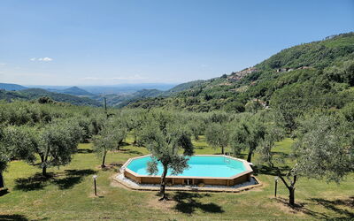 La Casa Rossa, Shared Pool, Marliana: Swimming Pool, Park, Eco Hotel, Hacienda, Farmhouse, Backyard