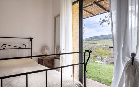 Podere le Lune with Pool, San Gimignano: Letto, Camera Da Letto, Telaio Del Letto, Bedding, Biancheria, Balcone, Recinzione