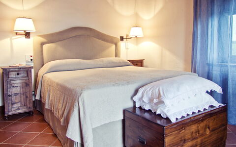 Selvamica: Mobilia, Letto, Interior Design, Camera Da Letto, Pavimento, Bedding, Pavimentazione, Lenzuolo, Legna, Camera