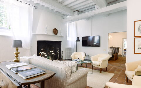 Fattoria: Mobilia, Interior Design, Parete, Divano, Pavimentazione, Soggiorno, Soffitto, Legna, Pavimento, Camera