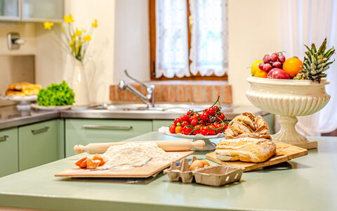Chateau la Siroque: Tavola, Frutta, Mobilia, Cibo, Interior Design, Cucina, Controsoffitto, Tavolo, Illuminazione, Elettrodomestico Da Cucina