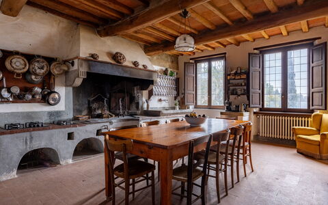 Villa Il Casalino, Florentine Hills with Pool: Mobilia, Legna, Cucina, Tavolo, Pavimentazione, Casa, Sedia, Cucina & Sala Da Pranzo Tavolo, Stufa, Controsoffitto