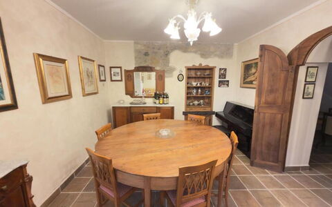 Villa Montepulciano Vineyard: Mobilia, Pavimentazione, Interior Design, Pavimento, Legna, Tavolo, Sedia, Sala Da Pranzo, Cucina & Sala Da Pranzo Tavolo, Camera