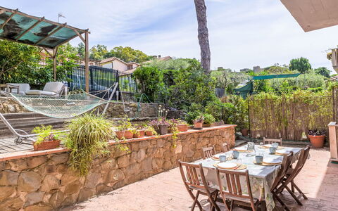 Oleandro: Shrub, Furniture, Resort, Outdoor Furniture, Chair, Garden, Shade, Eco Hotel, Landscaping, Backyard