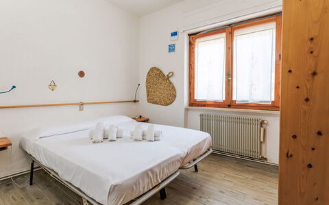 Oleandro: Wall, Wood, Apartment, Bedroom, Hardwood, Wood Stain, Bedding, Bed, Plank, Hotel