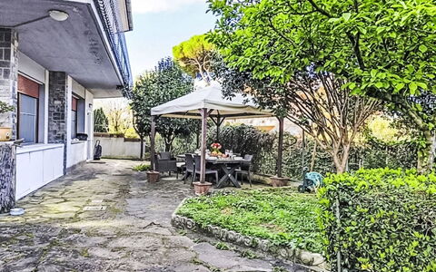 Atelier Vella: Giardino, Cortile, Shade, Landscaping, Driveway, Backyard, Flagstone, Cortile, Passerella, Hacienda