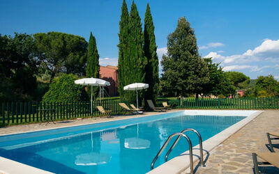 Agriturismo le Case Rosse di Montebuono: Piscina, Mobili Da Esterno, Shade, Ricorrere, Eco Hotel, Giardino, Estate, Hacienda, Lettino, Landscaping
