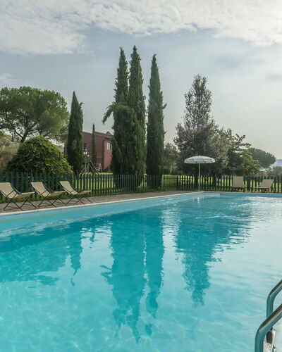 Agriturismo le Case Rosse di Montebuono: Swimming Pool, Shrub, Garden, Landscaping, Shade, Eco Hotel, Outdoor Furniture, Resort, Hacienda